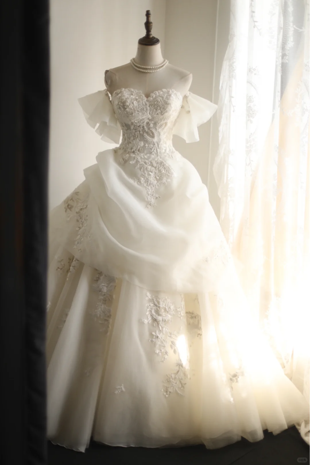 Classy White Off The Shoulder White Tulle Lace Appliques Long Wedding Dress Y9035