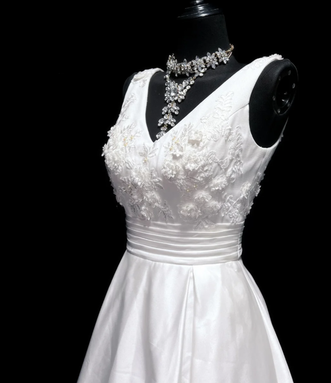 Elegant V Neck Satin Appliques A Line Long Wedding Dress White Bridal Dress Y9851