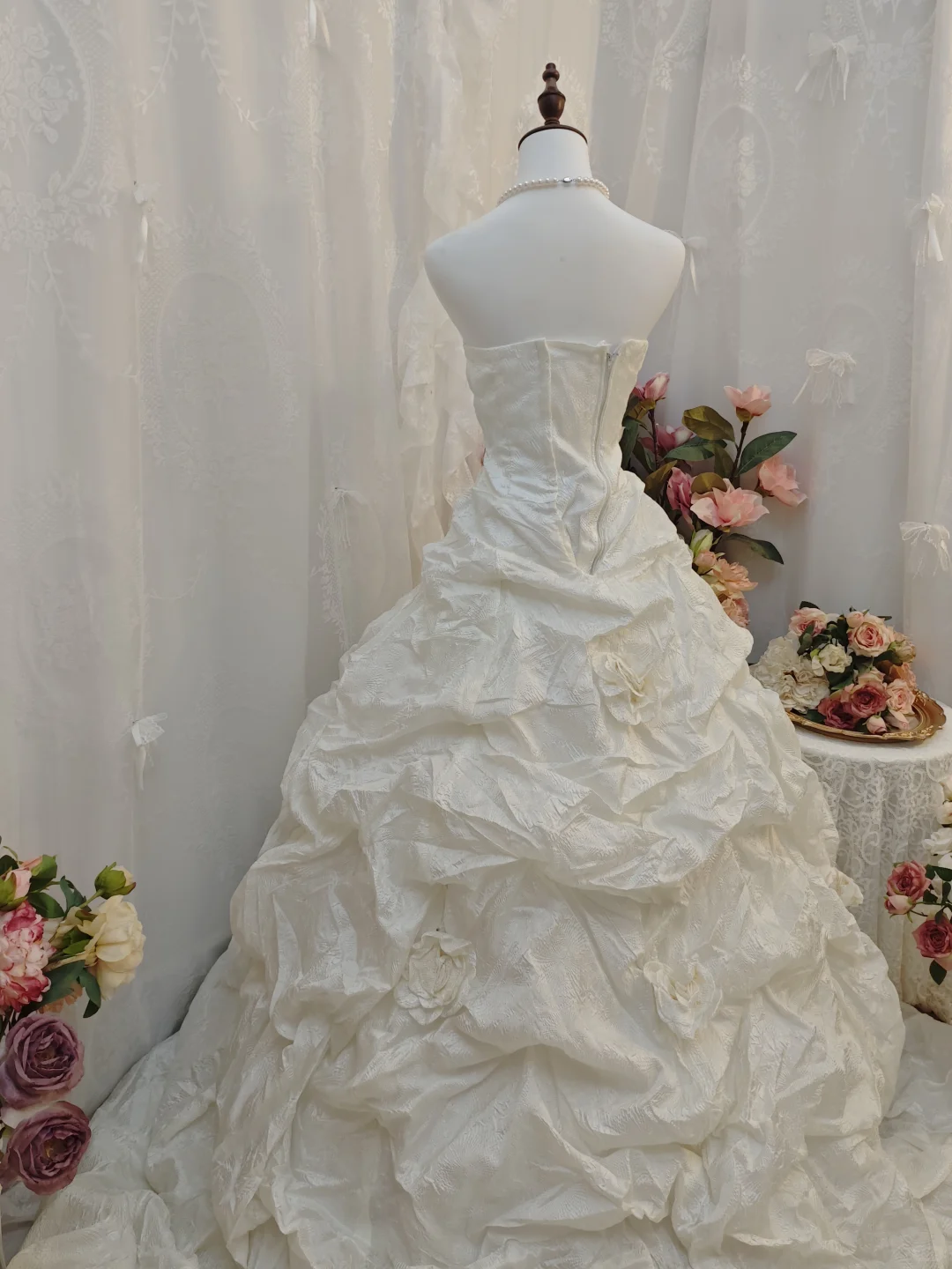 Glamorous Strapless White Lace Beaded Satin Pleated Long Wedding Dress Bridal Dresses With Floral SP2261