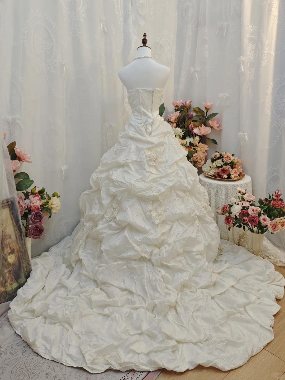 Glamorous Strapless White Lace Beaded Satin Pleated Long Wedding Dress Bridal Dresses With Floral SP2261