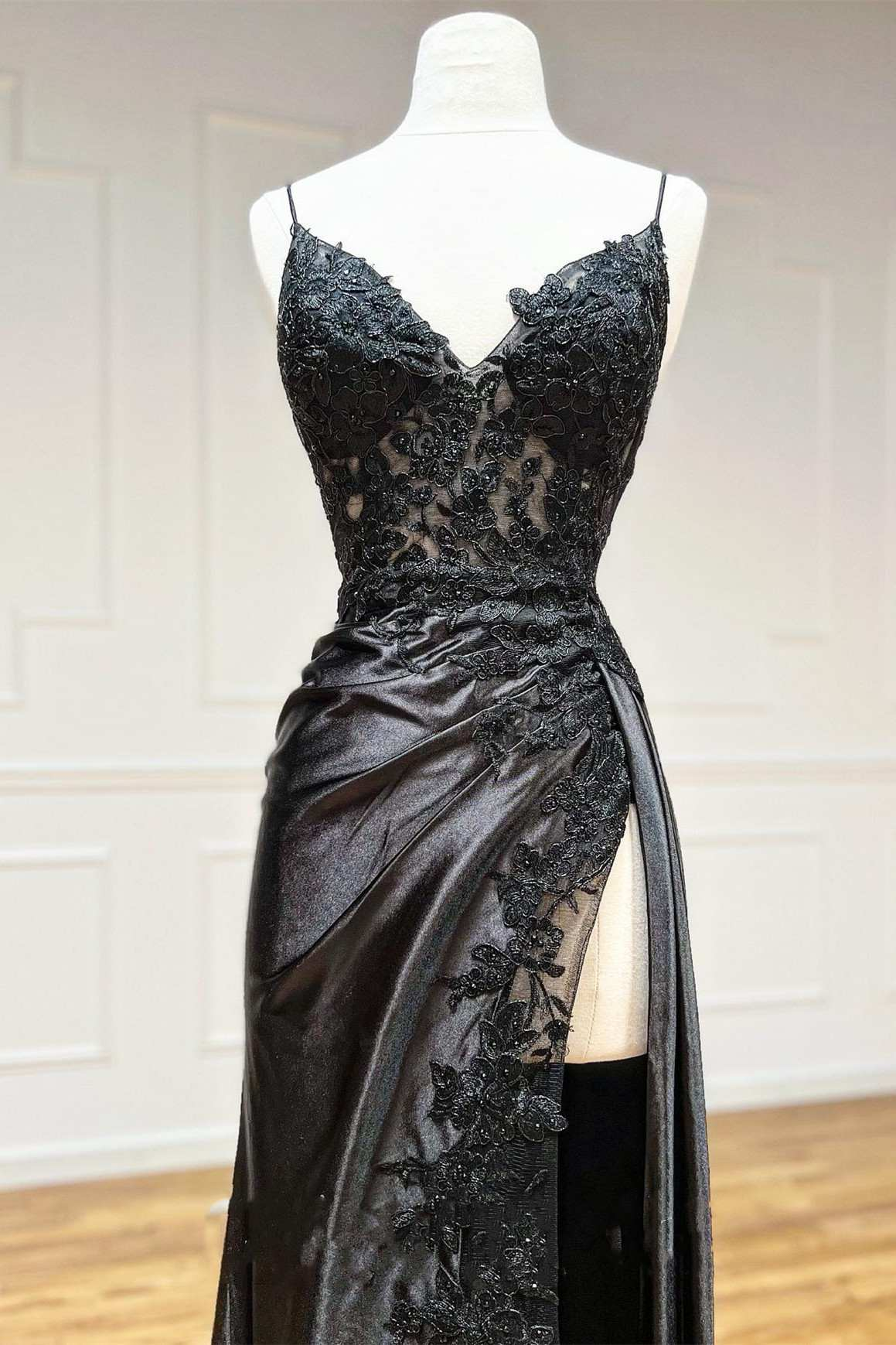 Black Long Appliques Prom Dress with Spaghetti Straps Y4344