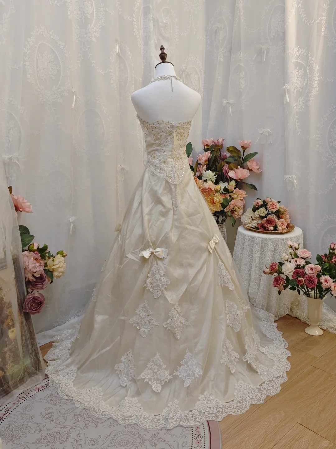 Elegant Off White Satin Lace Appliques Long Wedding Dress Strapless Ball Gown With Bow SP2260