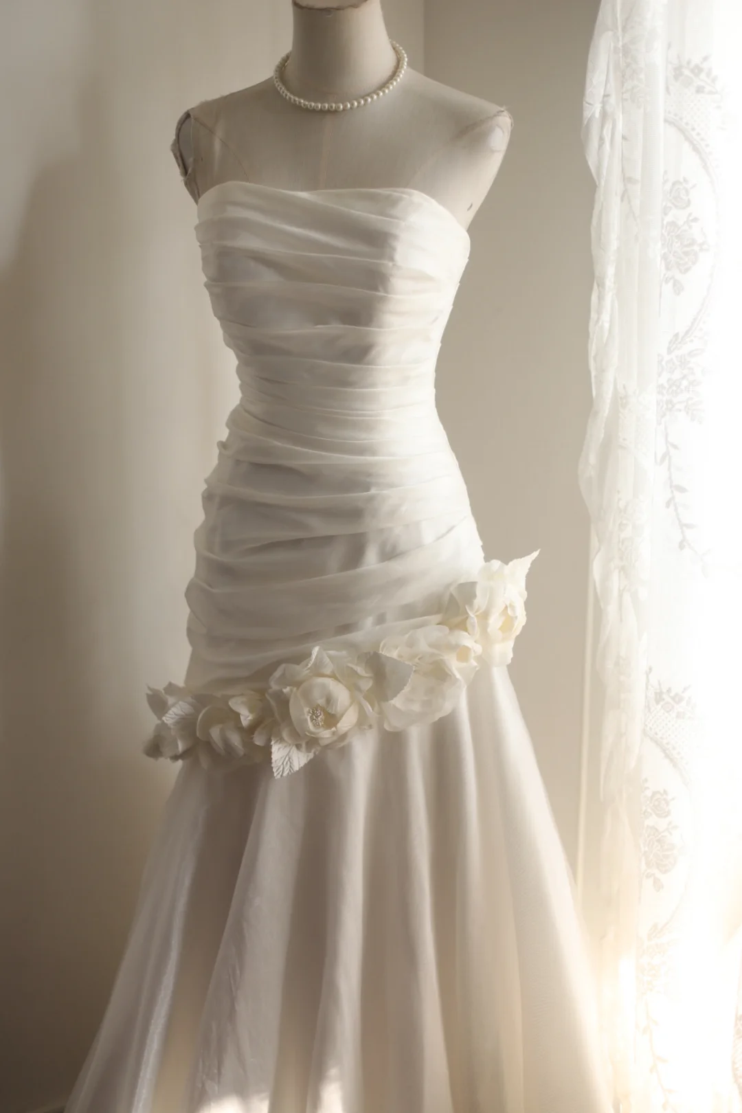 Pretty Strapless Satin Tulle Pleated Mermaid Long Wedding Dress Formal White Bridal Dress With 3D Flowers SP2090