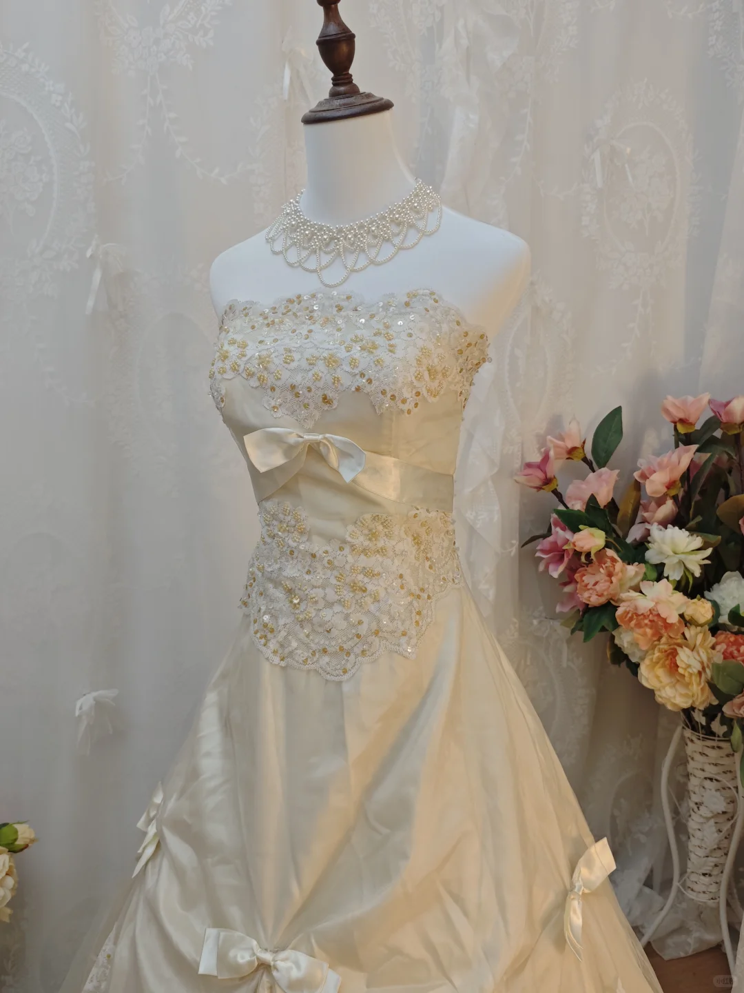 Elegant Off White Satin Lace Appliques Long Wedding Dress Strapless Ball Gown With Bow SP2260